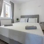 Rose Apartment *